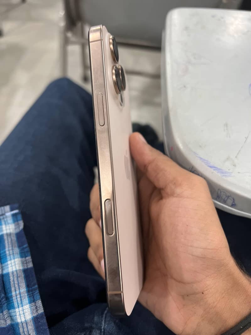Apple iPhone 16 Pro Max 1