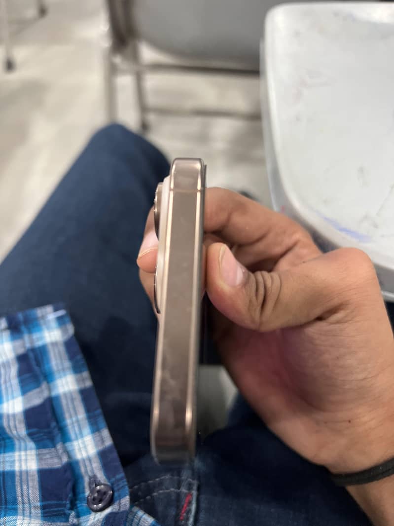 Apple iPhone 16 Pro Max 4