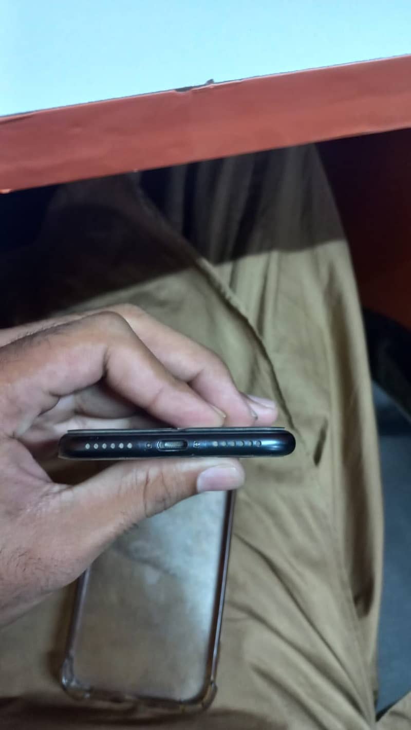 Apple iPhone SE2030 4