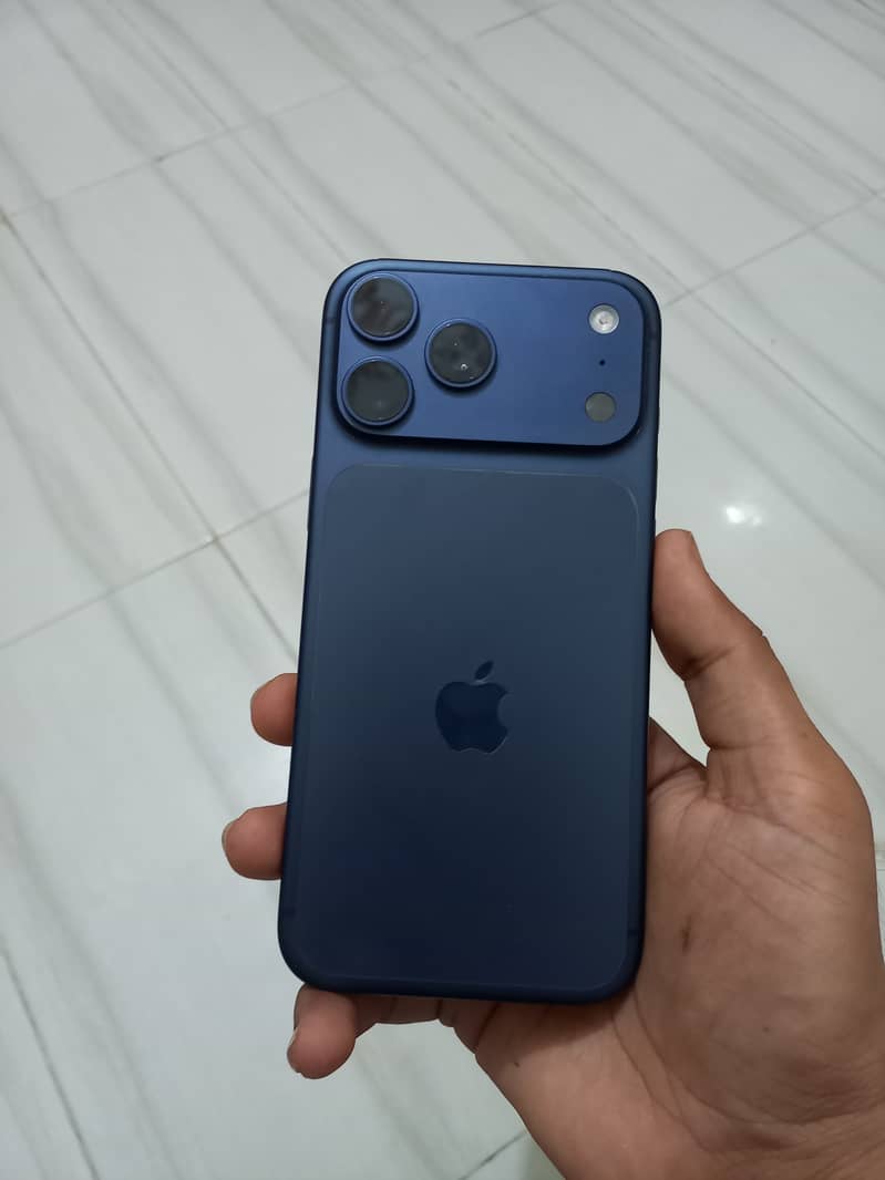 Apple iPhone 17 Pro Max 4