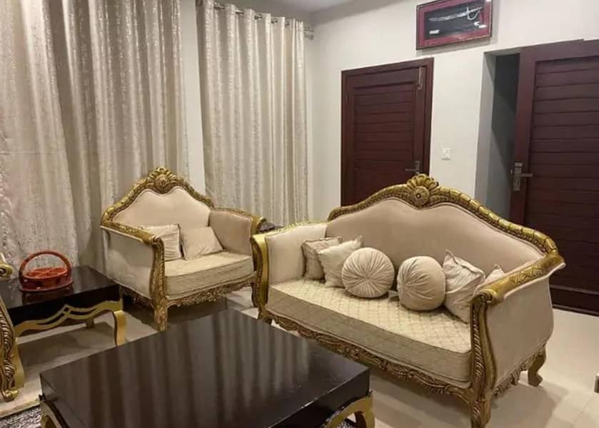 7 seaters sofa with Table 4