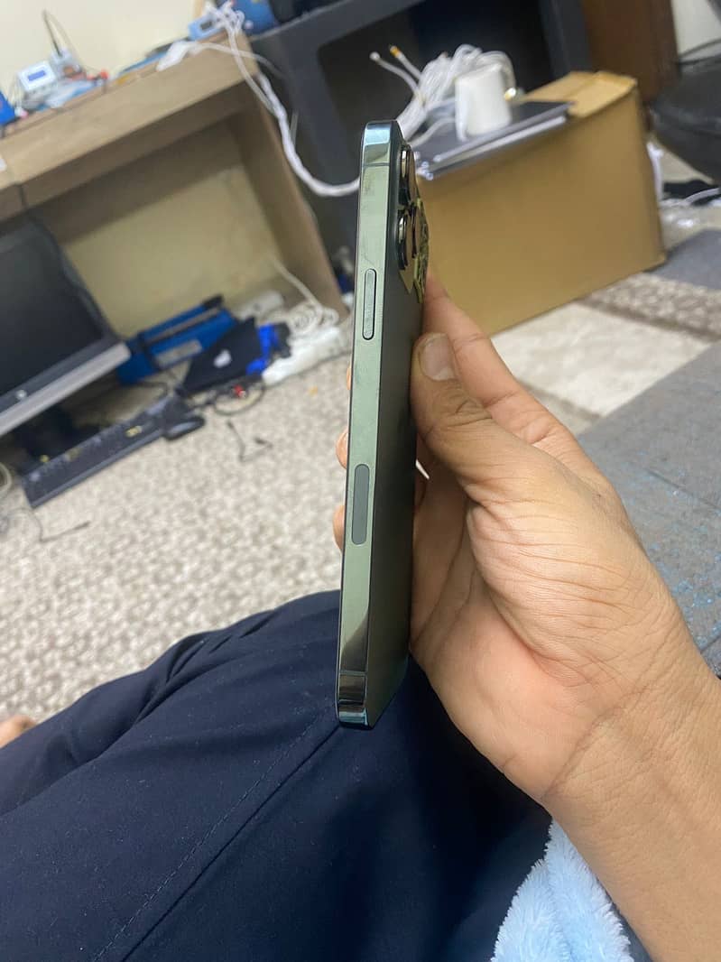 Apple iPhone 13 Pro Max 1
