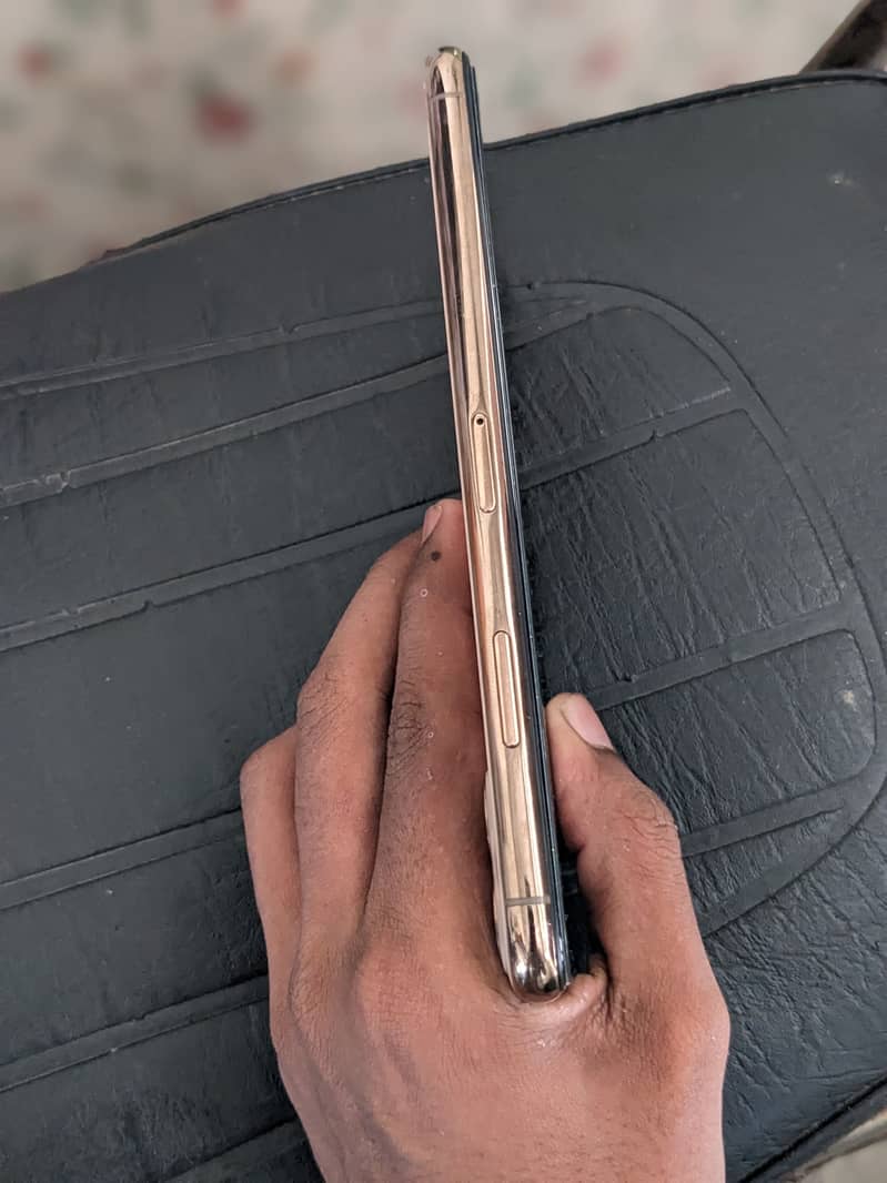 Apple iPhone 11 Pro Max 4