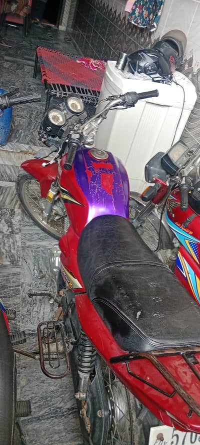 Yamaha yb125 Z  bahut acchi condition hai aur bahut achcha chalta hai