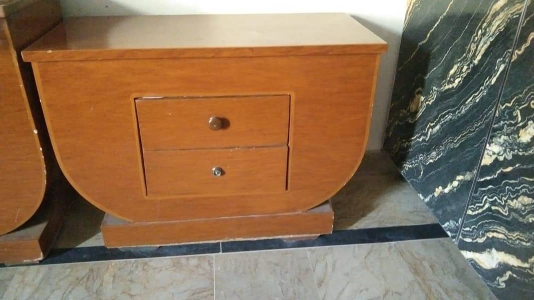 1 double Bed+2side table+1 dressing table for sell 3
