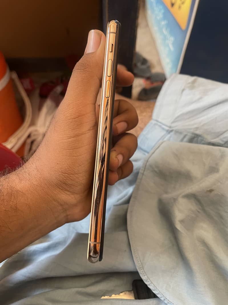 Apple iPhone 11 Pro Max 4