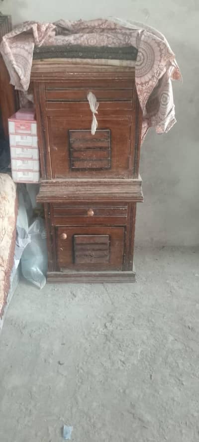 Wooden bad and  siteable