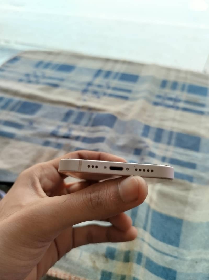 Apple iPhone 12 4