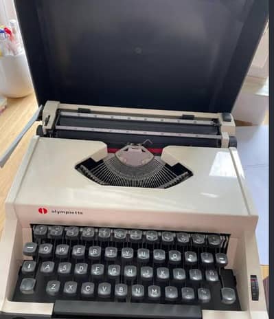 Italian Beautiful Olympiette Typewriter with cover 0300-4331882