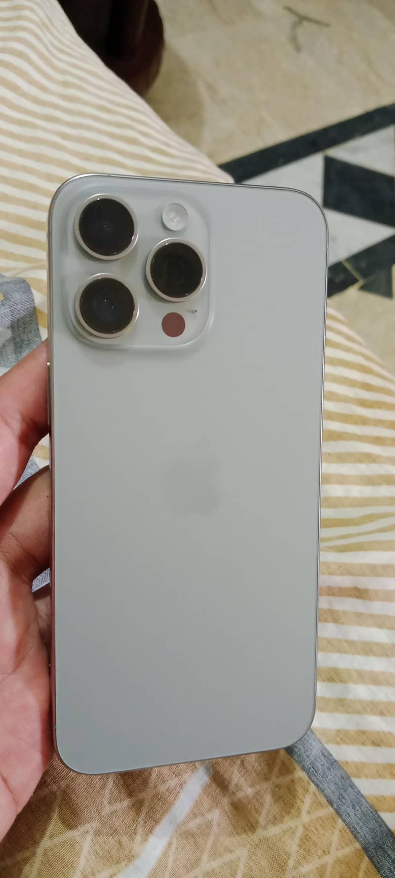 Apple iPhone 15 Pro Max 4