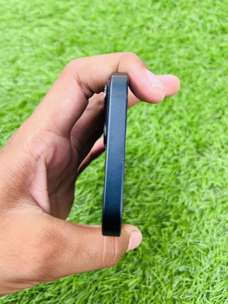 Apple iPhone 13 2