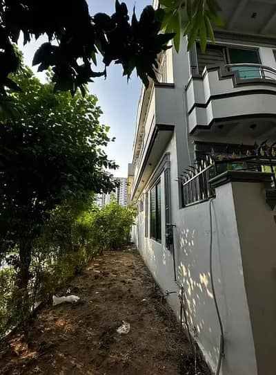 G 13 BEAUTIFULL CORNER HOUSE FOR SALE