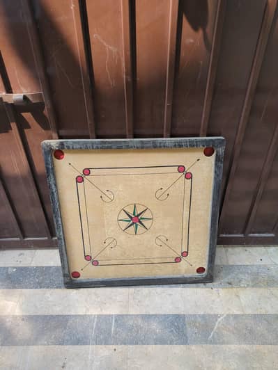 carom board with complete set