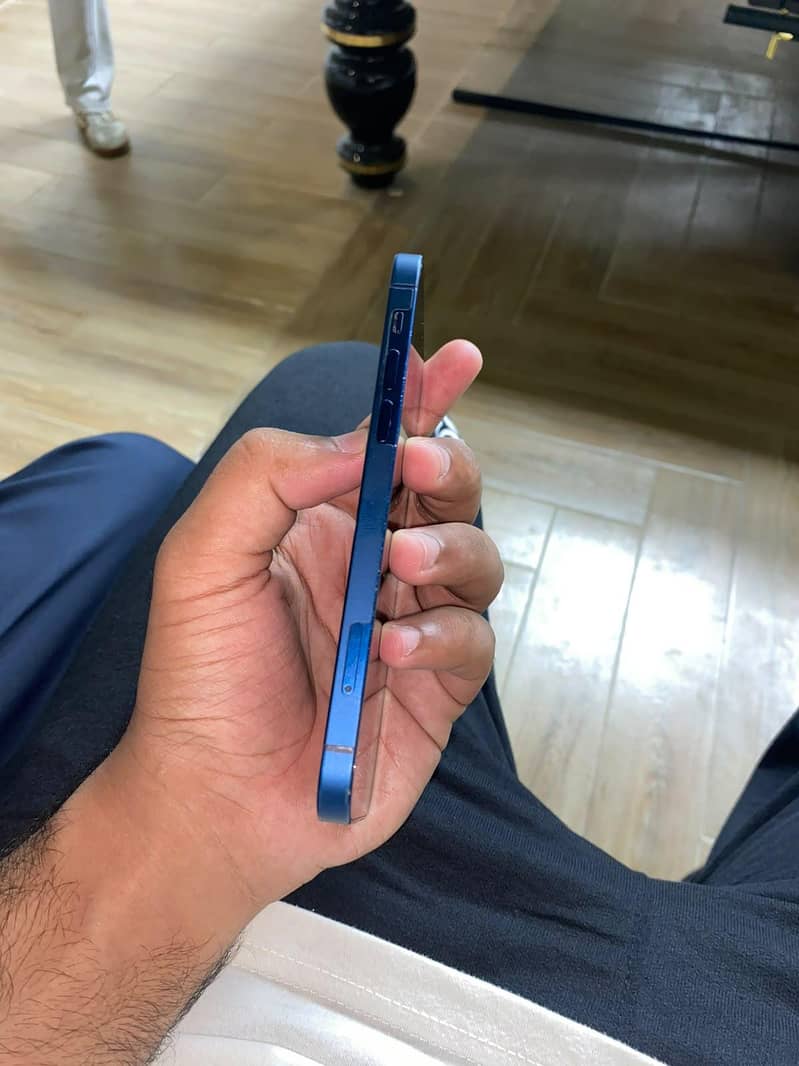 Apple iPhone 12 4