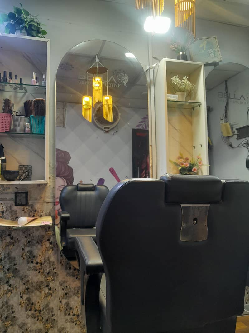 saloon 0