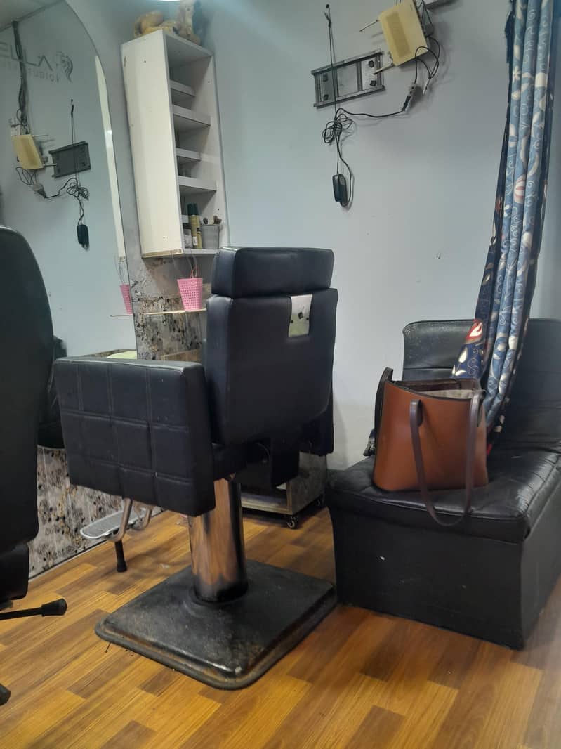 saloon 1