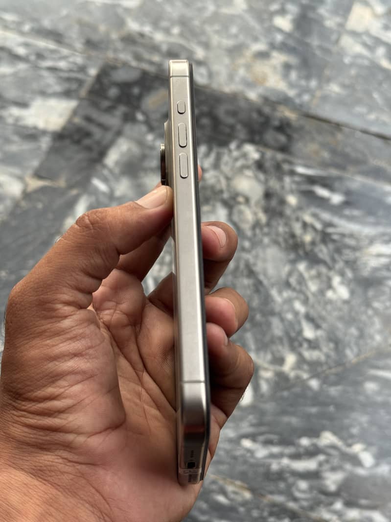 Apple iPhone 15 Pro Max 4