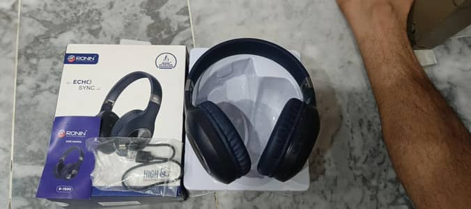 Ronin R1500 headphones just box open brand new condition in official