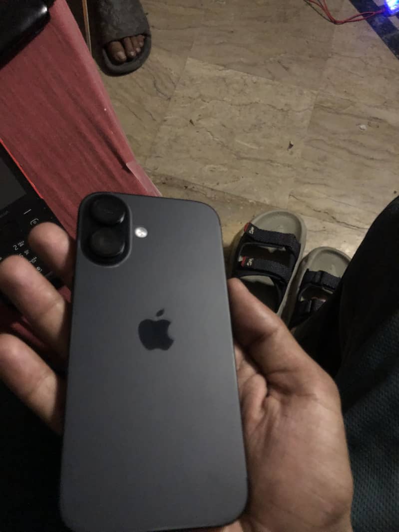 Apple iPhone 16 3