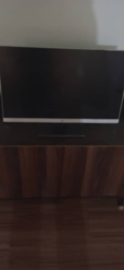18 INCH LED MONITOR HP