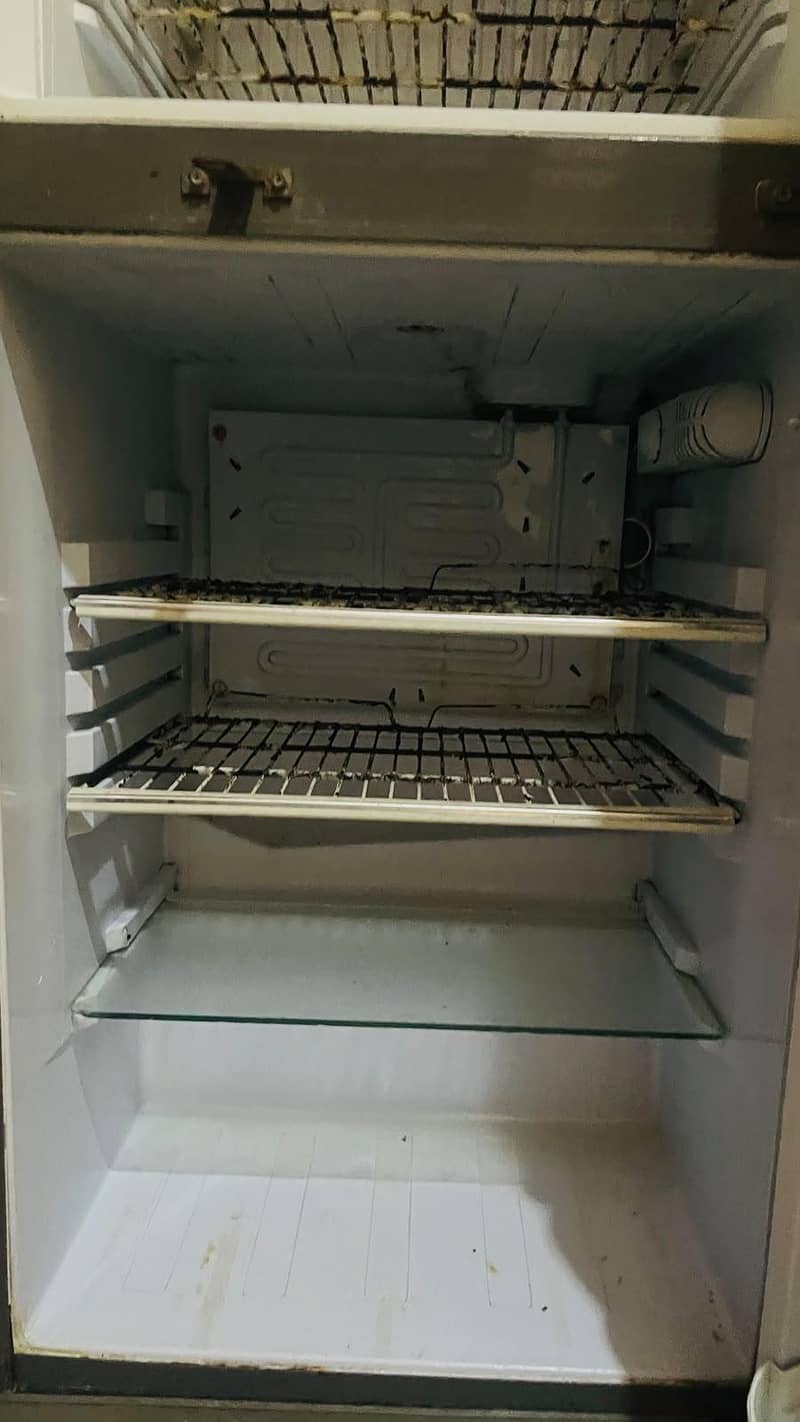 Medium size refrigerator  Medium Size Refrigerator – Good ConditionMed 1