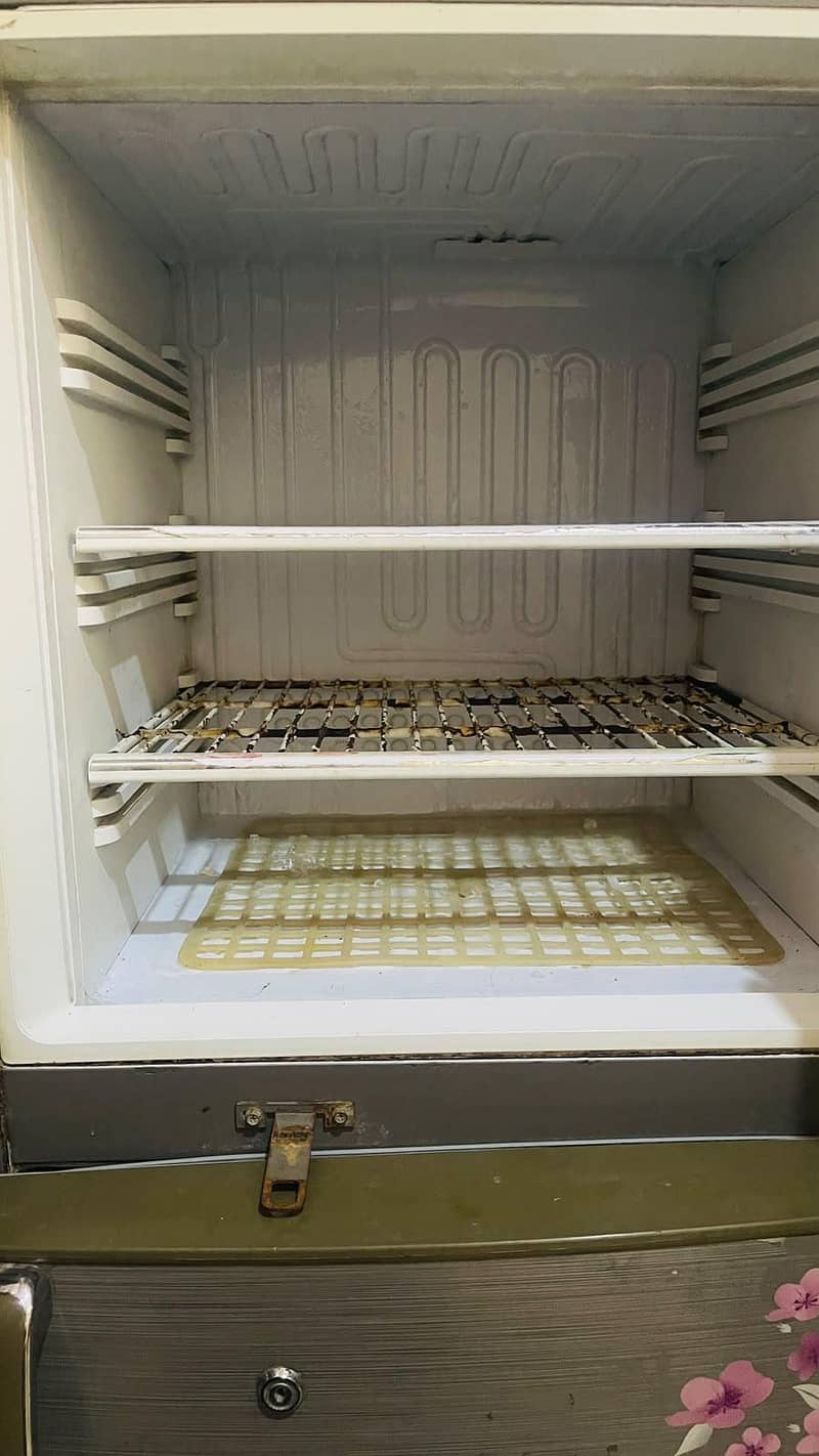 Medium size refrigerator  Medium Size Refrigerator – Good ConditionMed 2