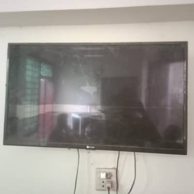 32 inch LED . . Orange company