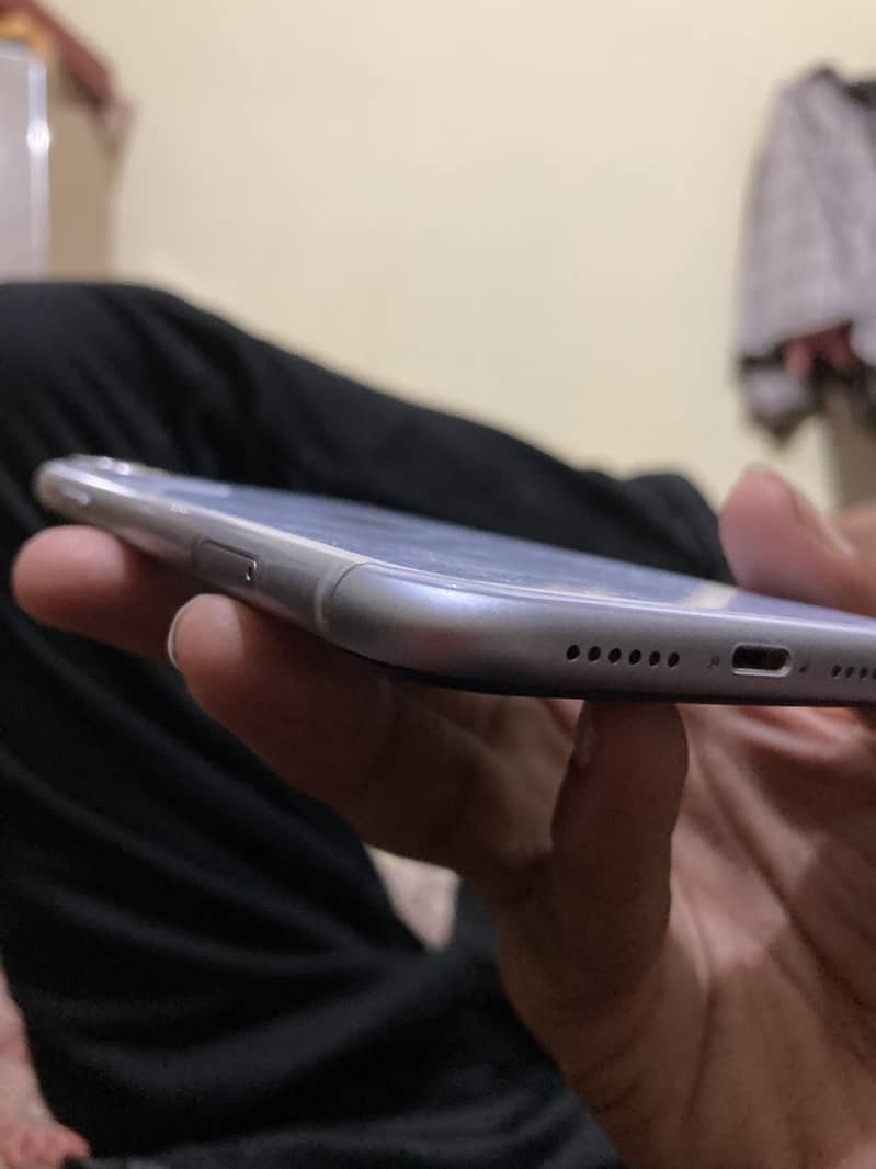 Apple iPhone 11 4