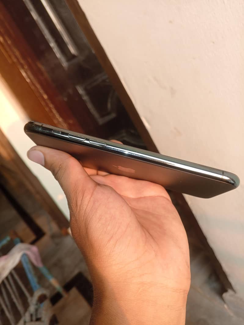 Apple iPhone 11 Pro 4