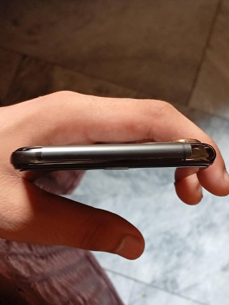 Apple iPhone 11 Pro Max 2