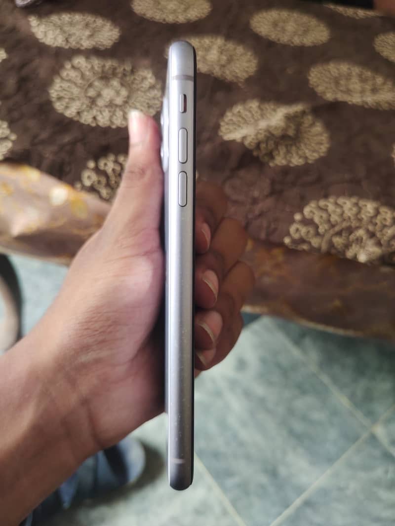 Apple iPhone 11 3