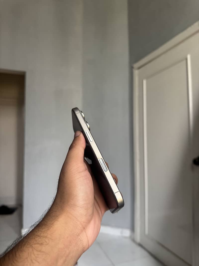 Apple iPhone 16 Pro 2