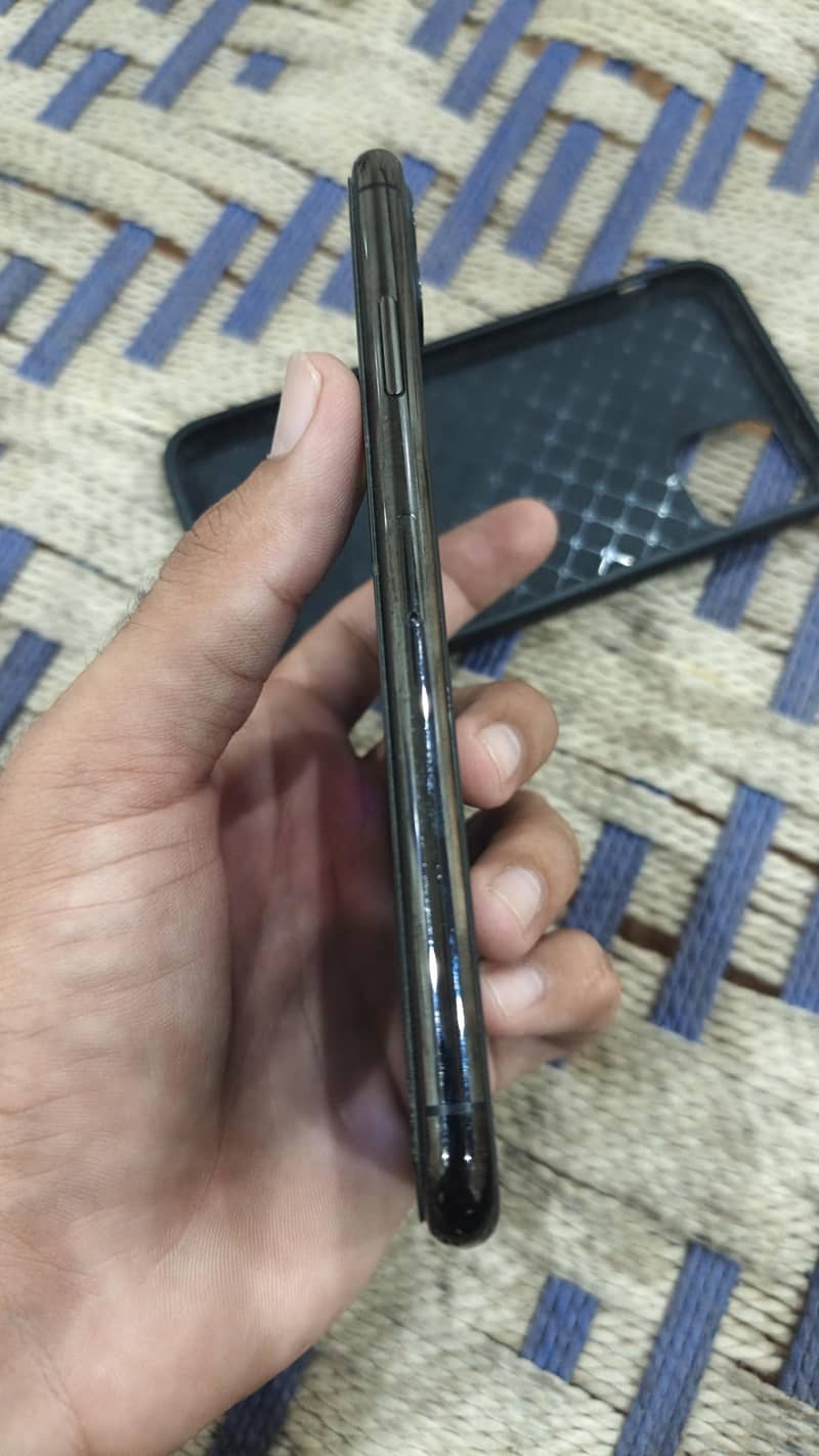 Apple iPhone 11 Pro Max 2