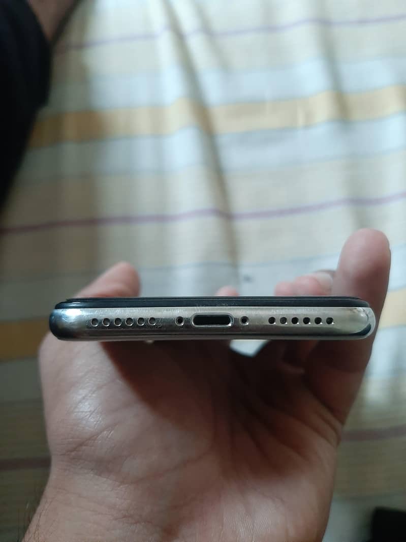 Apple iPhone X 4