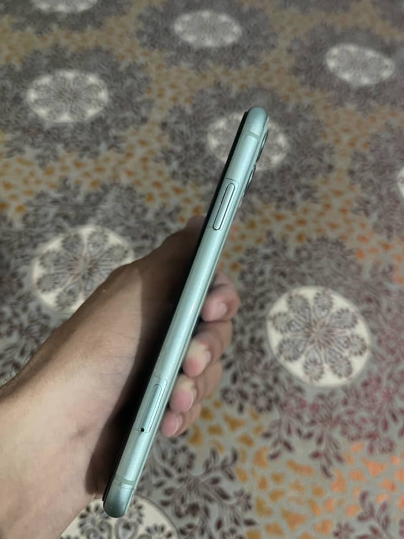 Apple iPhone 11 4