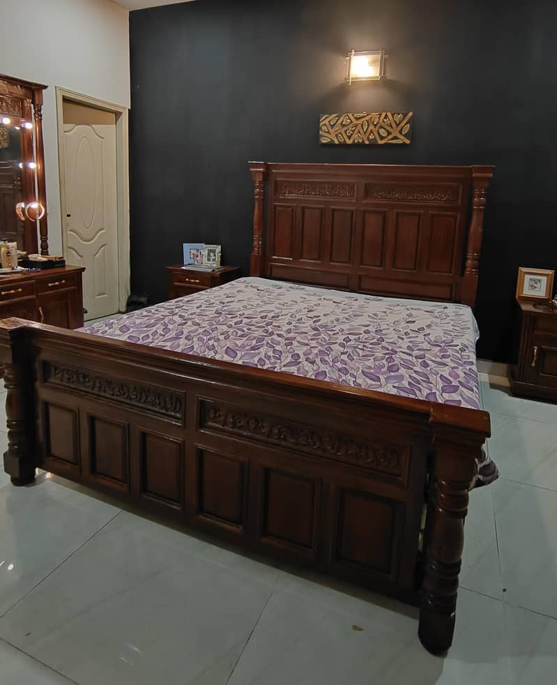 Solid wooden bed set 0