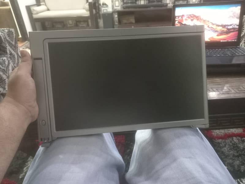 dual external screen 8