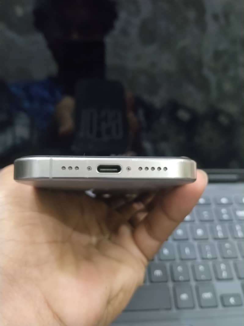 Apple iPhone 15 Pro FU 1