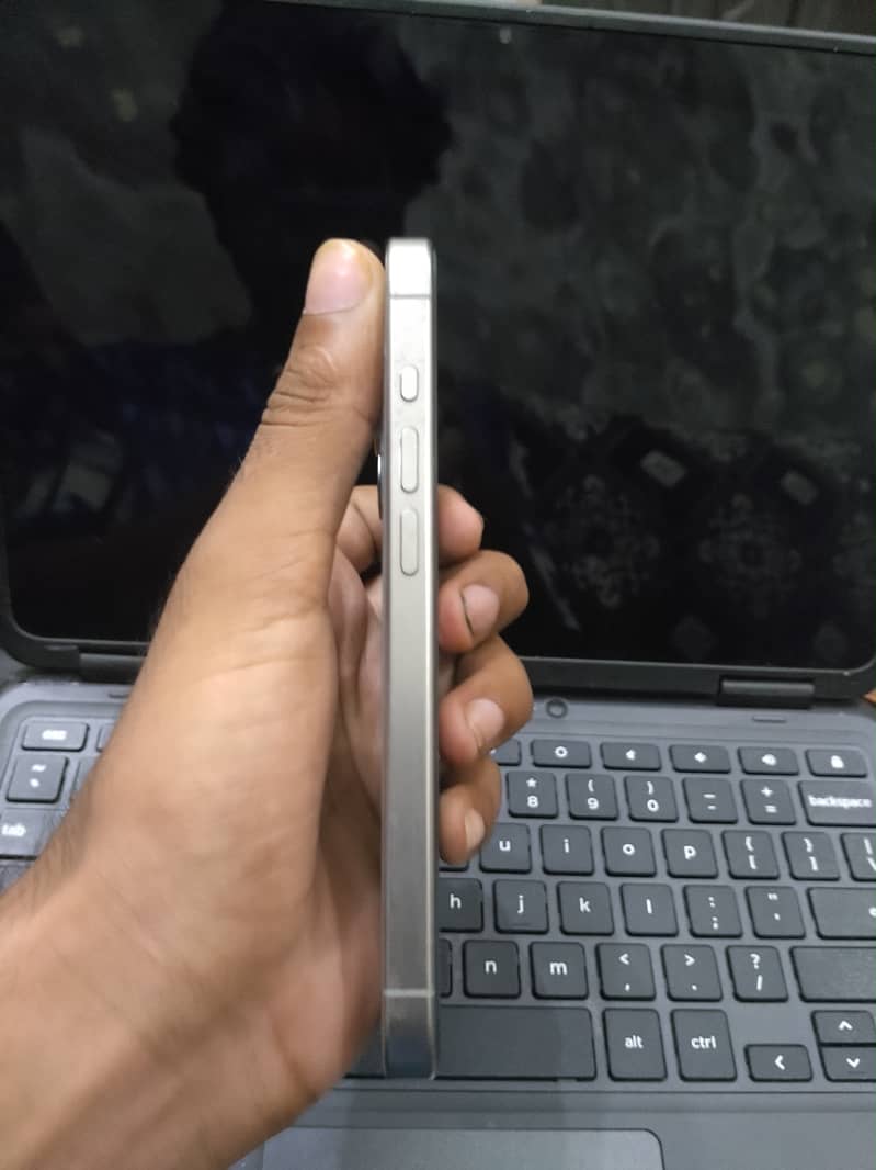 Apple iPhone 15 Pro FU 4