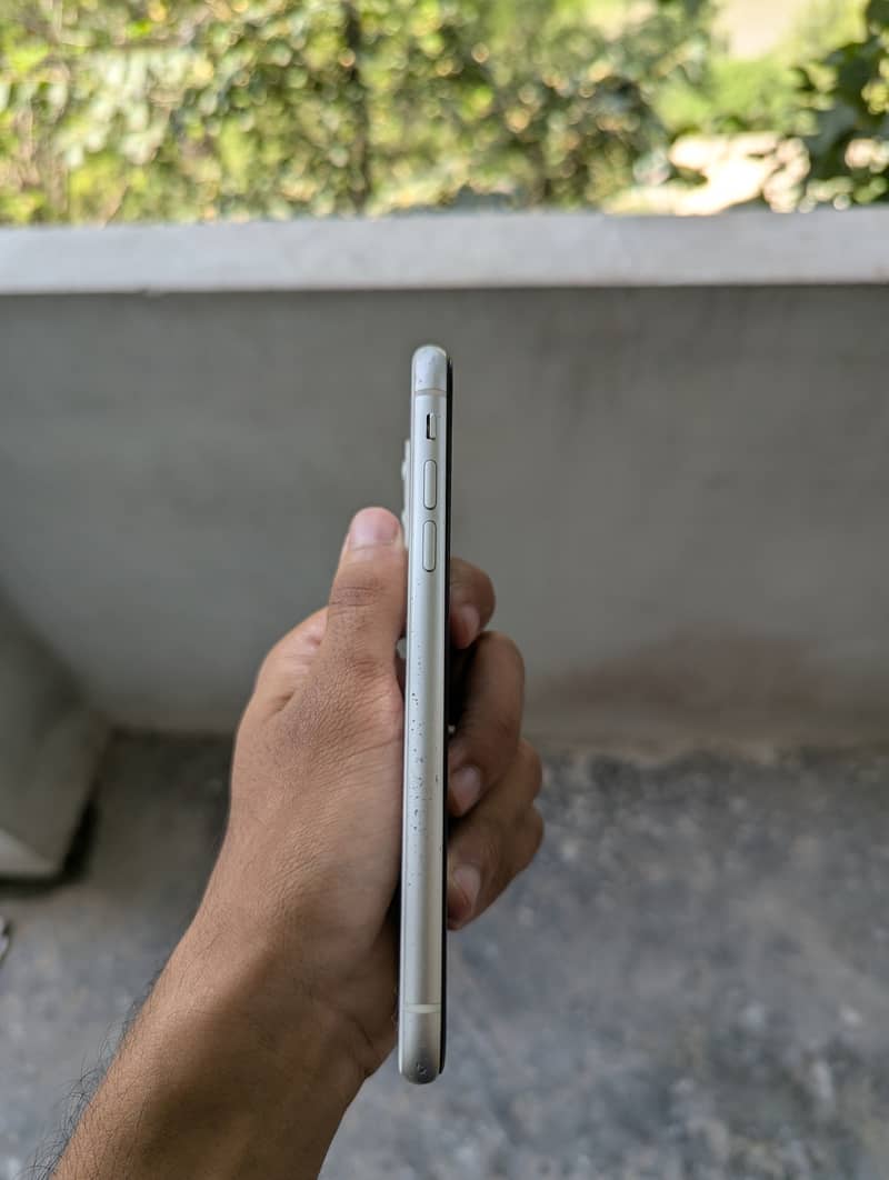 Apple iPhone 11 4