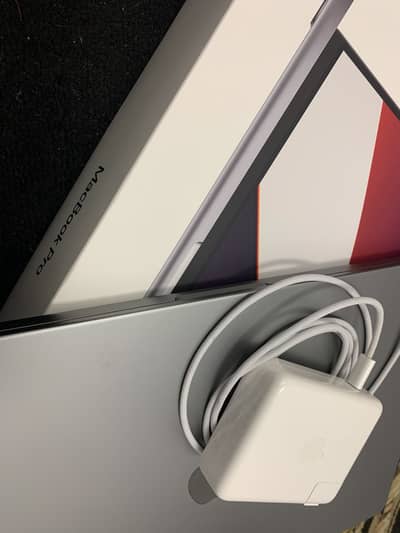 Macbook pro 16 inch M1 Pro 16GB 1TB just like new