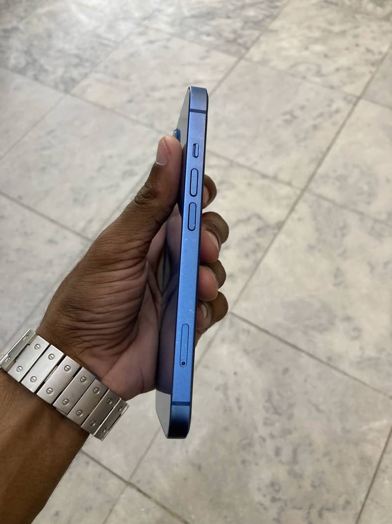 Apple iPhone 13 5