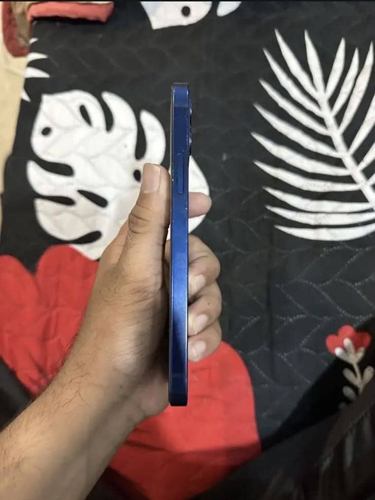Apple iPhone 12 4