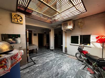 Spacious old but well-maintained house featuring 6 rooms, 5 bathrooms, gas, water, electricity, and a convenient 20-feet wide road.