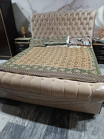Bed set with side tables