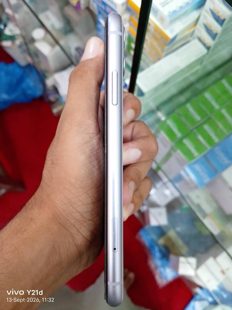 Apple iPhone 11 3