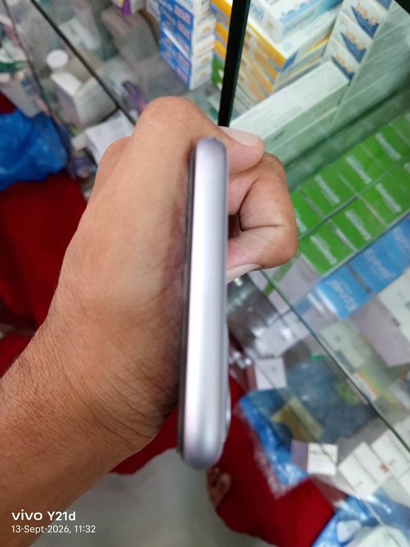 Apple iPhone 11 4