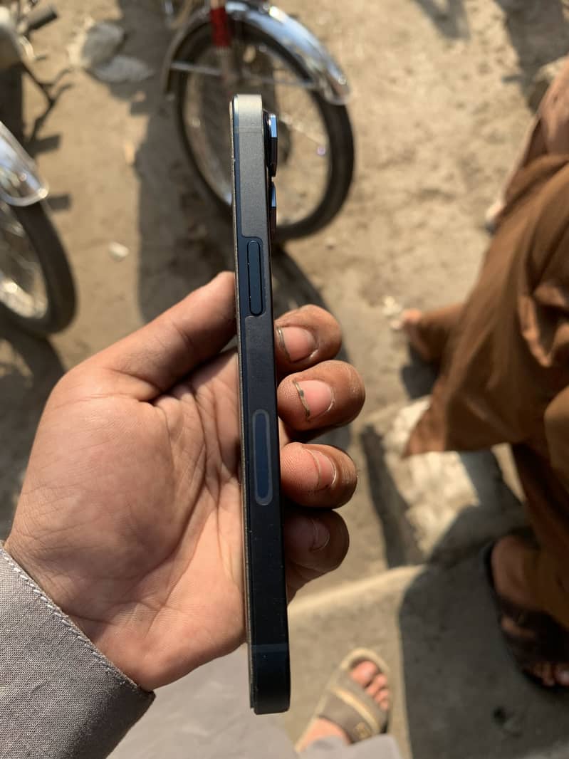 Apple iPhone 13 5