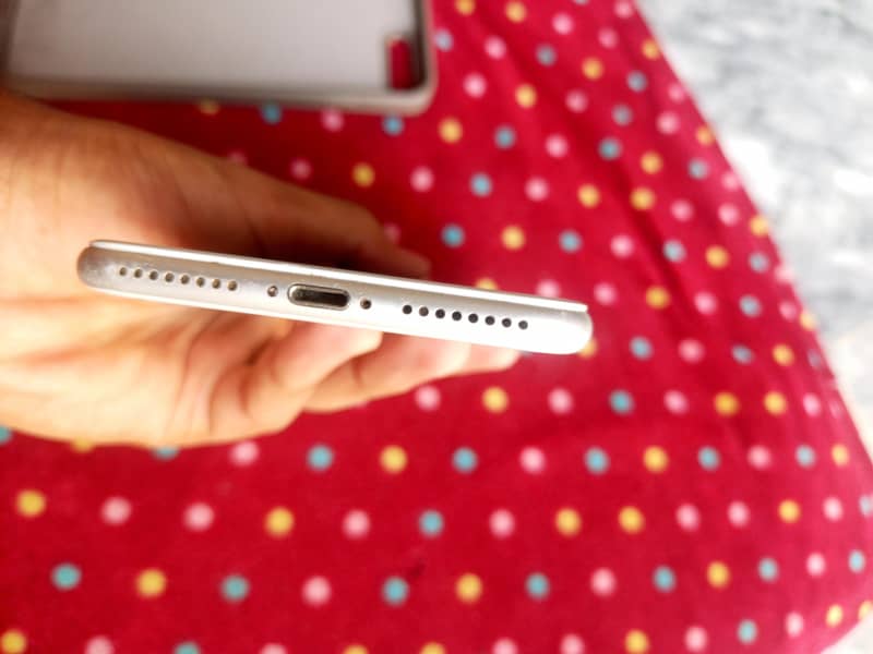 Apple iPhone 7 Plus 5