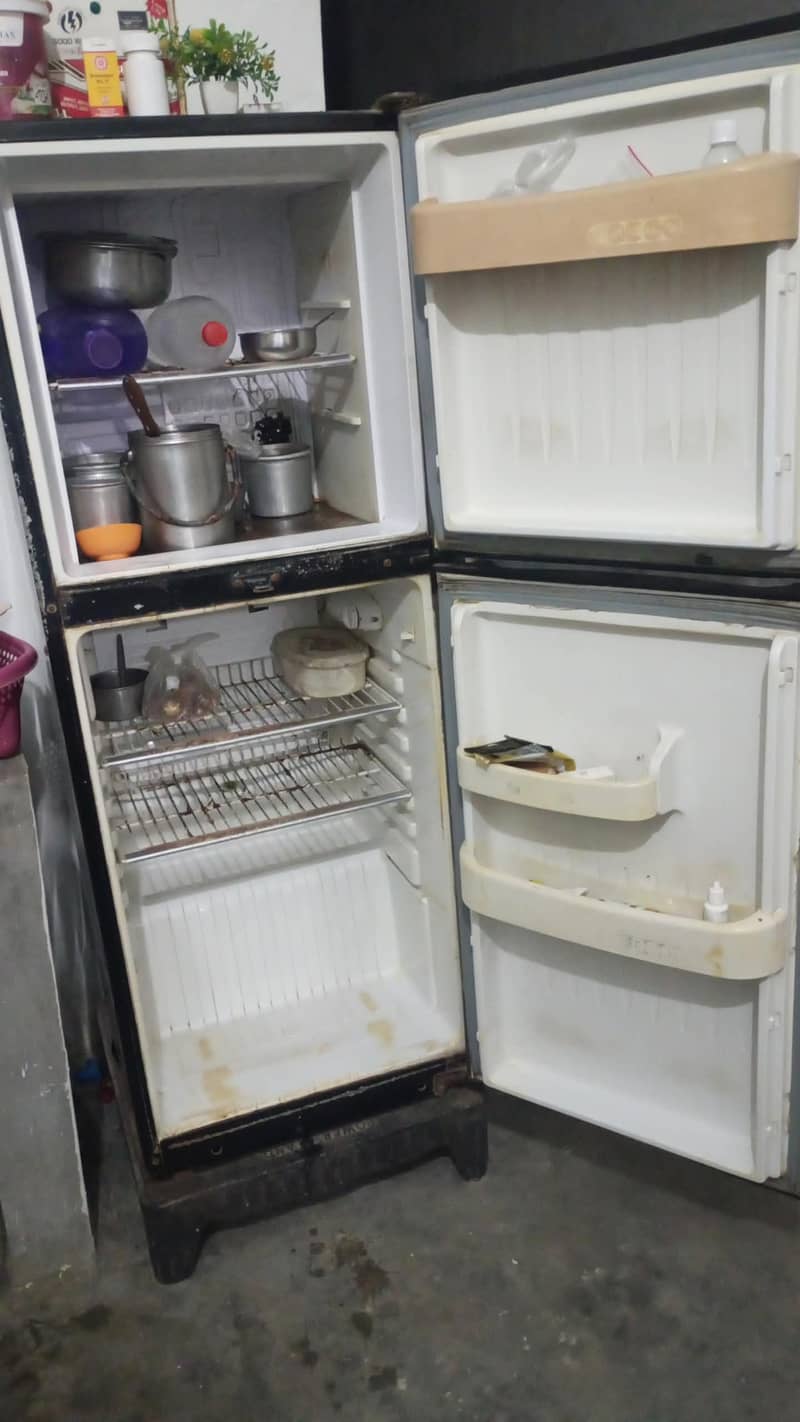 Refrigerator Medium size 4